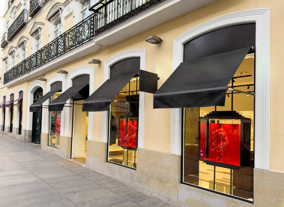 Façade vitrine de magasin en aluminium sur mesure à Meung-sur-Loire